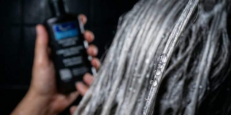 Shampoo tonalizante cobre até 80% dos cabelos brancos em 5 minutos com opções de farmácia a partir de R$ 21