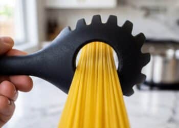 Por que a colher de espaguete tem um furo no meio e para que serve?