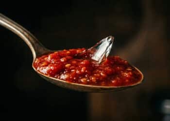 Anvisa atualiza lista de produtos proibidos e inclui molho com vidro e suplementos irregulares