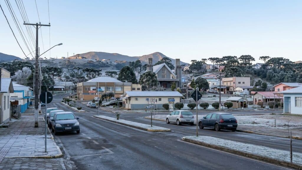 Neve em terras brasileiras: cidade no Brasil com clima europeu e neve encanta quem busca experiência diferente