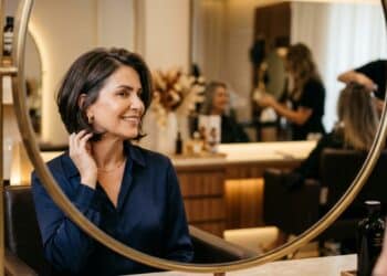 Corte de somente a cada 8 semanas garante pontas saudáveis e fios mais potentes para mulheres maduras