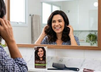 As 5 tinturas queridinhas que dão fim aos fios brancos e custam a partir de R$ 10,99