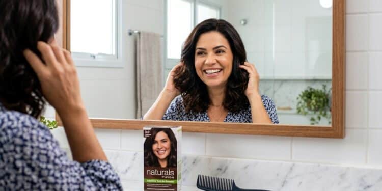 As 5 tinturas queridinhas que dão fim aos fios brancos e custam a partir de R$ 10,99