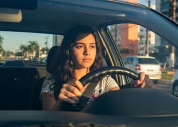 Tirar CNH aos 16 anos? Idade mínima para dirigir pode ser reduzida e anima adolescentes no Brasil