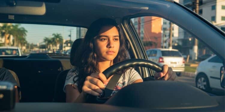Tirar CNH aos 16 anos? Idade mínima para dirigir pode ser reduzida e anima adolescentes no Brasil
