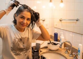 Coloração sem amônia para cobrir cabelos grisalhos e não danificar os fios