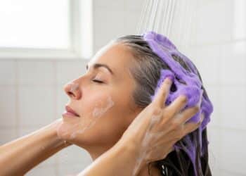 Aplicar shampoo roxo nos cabelos grisalhos: para que serve e por que recomendam