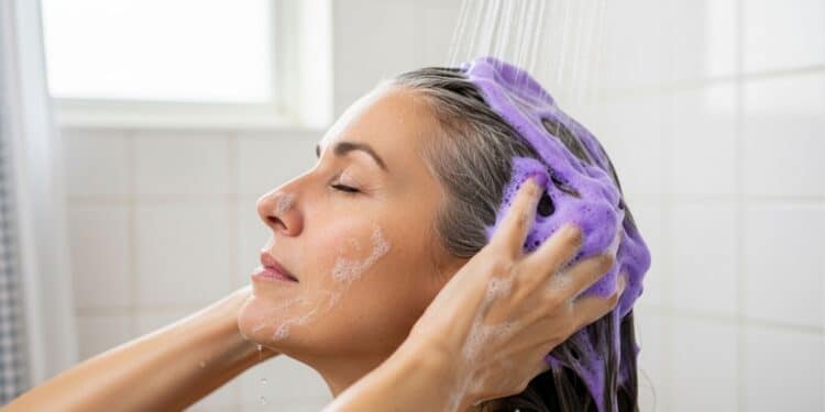 Aplicar shampoo roxo nos cabelos grisalhos: para que serve e por que recomendam
