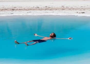 O lago onde é impossível afundar fica próximo do Brasil e é um destino econômico para brasileiros