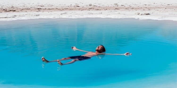 O lago onde é impossível afundar fica próximo do Brasil e é um destino econômico para brasileiros