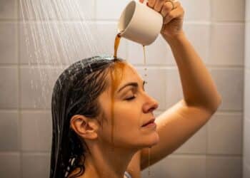 Despeje água fervente sobre os fios e veja a mágica acontecer sem a necessidade de tintura! Este é o método mais fácil para escurecer cabelos grisalhos