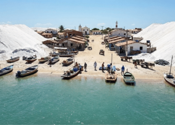 A vila de pescadores cercada por dunas de sal onde carros não entram e o acesso é de barco