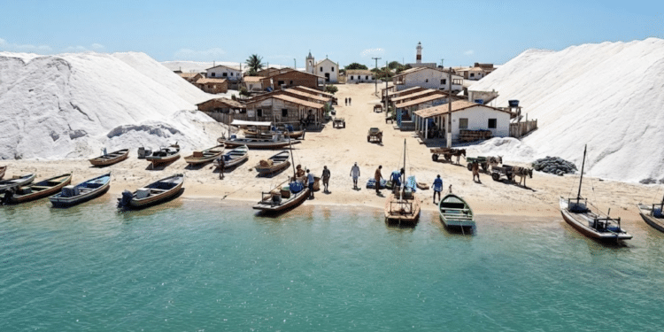 A vila de pescadores cercada por dunas de sal onde carros não entram e o acesso é de barco