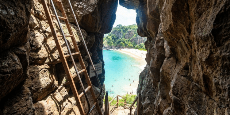 A praia do Nordeste eleita 7 vezes a melhor do mundo tem acesso radical por uma fenda na pedra