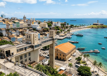 A cidade do Nordeste com o primeiro elevador urbano do mundo e 50 km de praias de águas cristalinas que impressionam visitantes