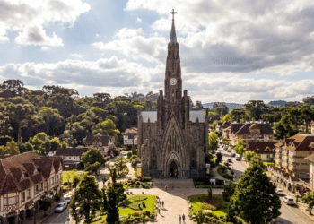 A obra que levou 34 anos para concluir no Brasil e revelou uma linda catedral de pedra em meio a natureza e charme europeu