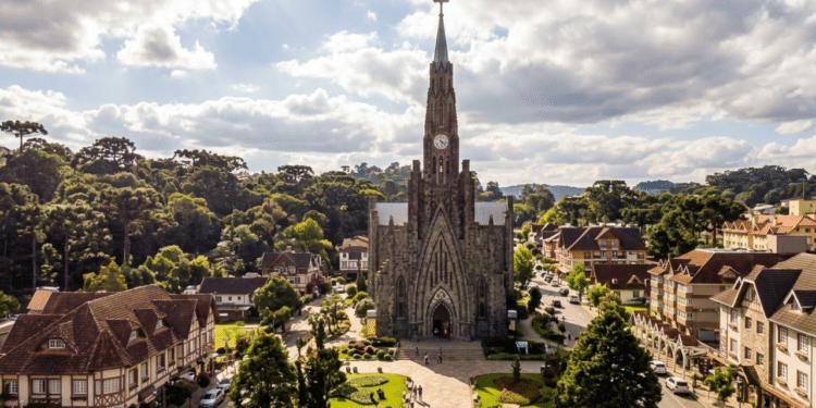 A obra que levou 34 anos para concluir no Brasil e revelou uma linda catedral de pedra em meio a natureza e charme europeu