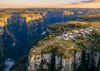 A terra dos 36 cânions esculpidos há 130 milhões de anos que guarda uma pequena vila com 6 mil habitantes e paredões de 900 metros