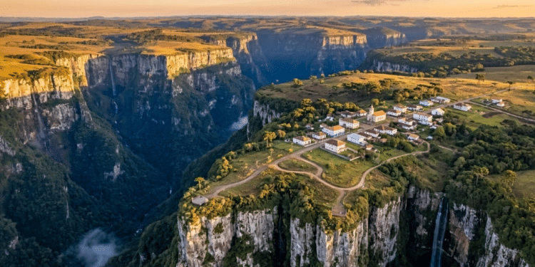 A terra dos 36 cânions esculpidos há 130 milhões de anos que guarda uma pequena vila com 6 mil habitantes e paredões de 900 metros