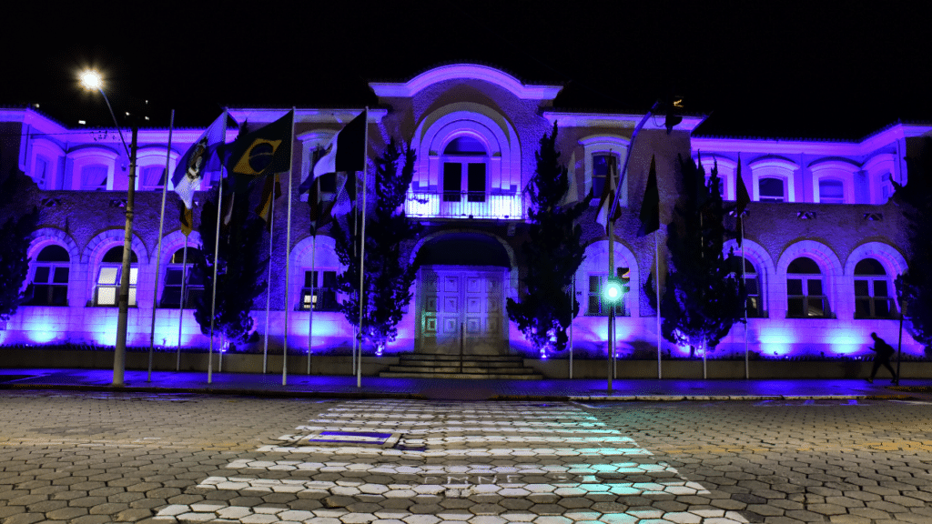 Após a explosão de um vulcão na Indonésia, uma nova cidade surgiu no Rio de Janeiro e hoje atrai turistas de todo o país