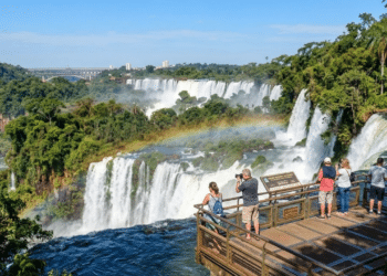 Uma das 7 maravilhas naturais do mundo, com 275 quedas d’água, fica no oeste do Paraná e impressiona pela beleza surreal
