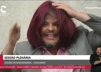 Adrilles Jorge chama atenção na Câmara ao usar batom e peruca em posicionamento contra projeto sobre misoginia