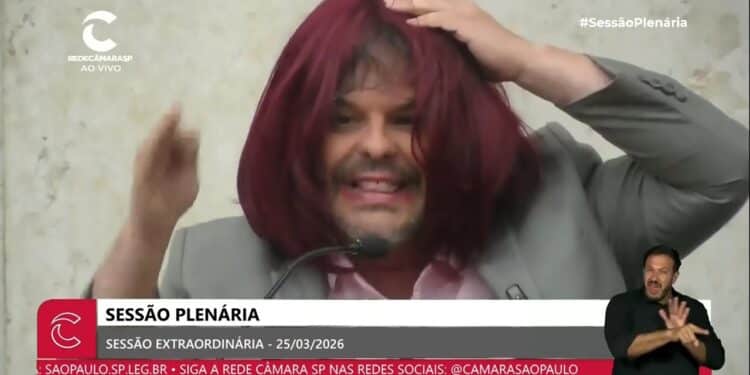 Adrilles Jorge chama atenção na Câmara ao usar batom e peruca em posicionamento contra projeto sobre misoginia