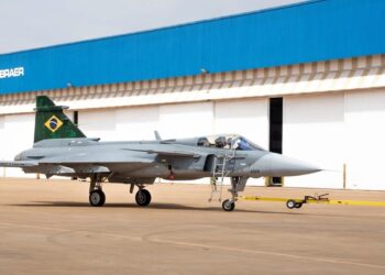 Ministro da Defesa afirma que Brasil avalia aquisição de novos caças suecos e sinaliza possível expansão da frota aérea