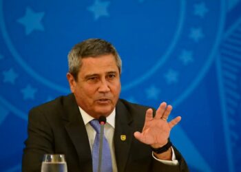 Braga Netto se emociona em visita de Wajngarten na prisão e faz forte declaração sobre injustiça