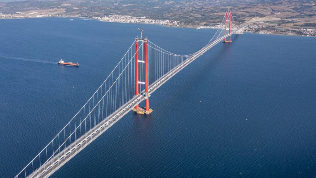 Com 318 metros de altura, essa é a maior ponte suspensa do mundo e entrou para a história da engenharia com vão central de 2.023 metros