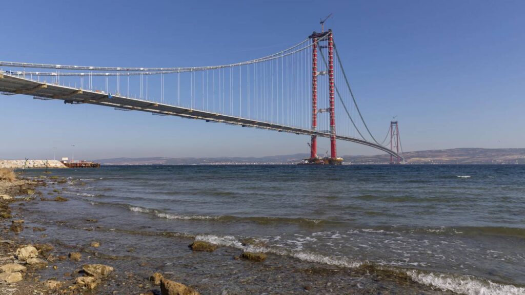 Com 318 metros de altura, essa é a maior ponte suspensa do mundo e entrou para a história da engenharia com vão central de 2.023 metros