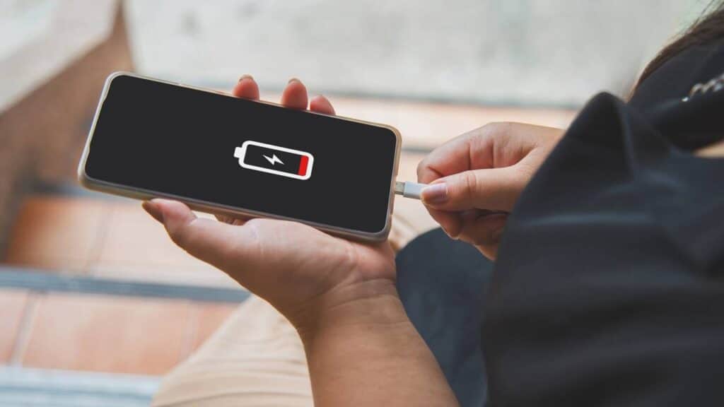 O problema que faz o celular descarregar rápido nem sempre está no uso pesado do dia a dia