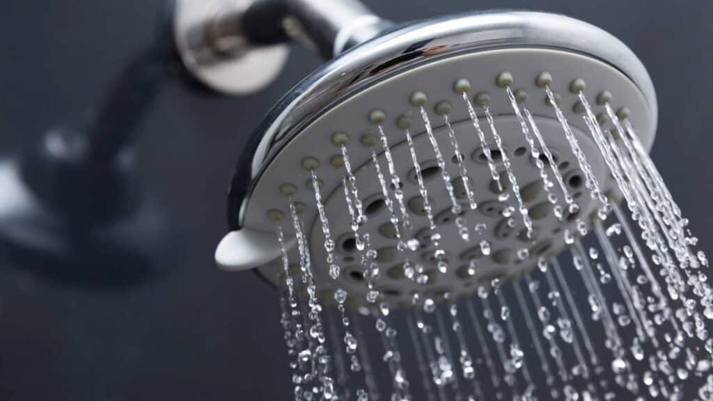 Antes de trocar o chuveiro que parou de esquentar vale conferir alguns detalhes que muita gente esquece