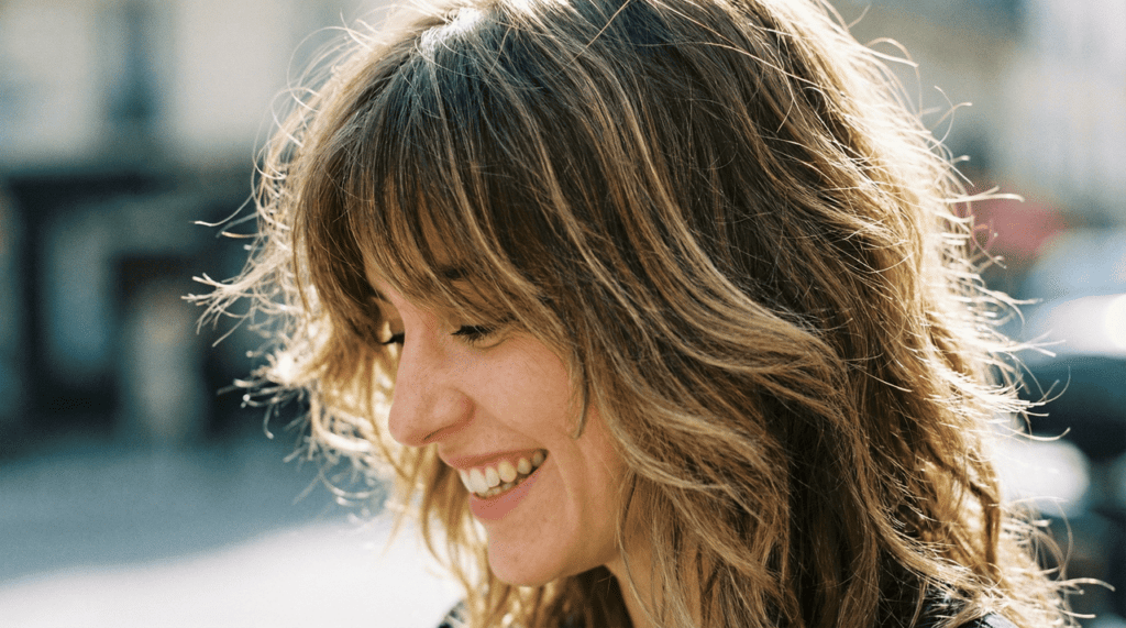 O corte de cabelo francês que dá volume aos cabelos finos e rejuvenesce mulheres com mais de 40 anos