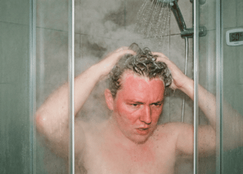 Os cabeleireiros concordam: "Lavar o cabelo com água muito quente causa estes três efeitos no seu cabelo."