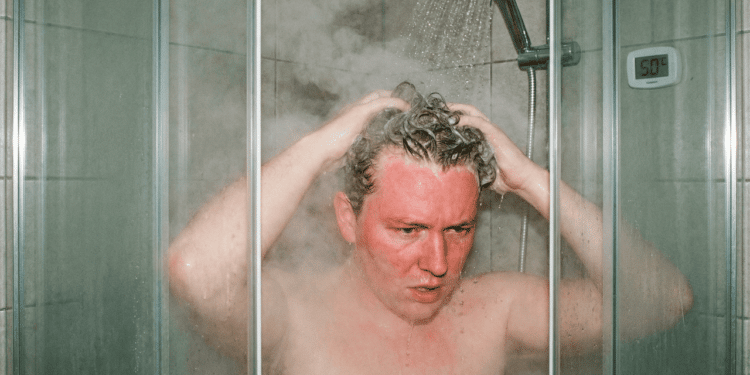 Os cabeleireiros concordam: "Lavar o cabelo com água muito quente causa estes três efeitos no seu cabelo."