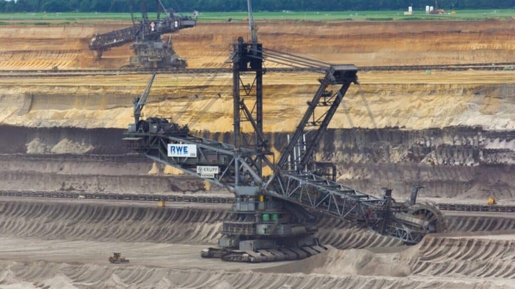 Maior veículo do mundo impressiona ao pesar 14.200 toneladas e desafia os limites da engenharia ao 'cortar' montanhas de terra sozinho