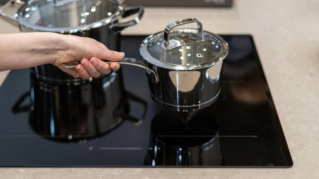 Modelo de fogão que vem ganhando espaço na cozinha promete mais segurança, agilidade e um detalhe pesa na escolha