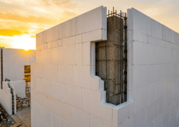 Parede de ICF com núcleo de concreto sob a luz do pôr do sol