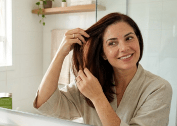 Aplicação de tintura cremosa sem amônia focando na textura suave