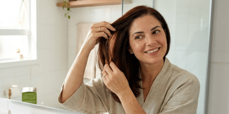 Aplicação de tintura cremosa sem amônia focando na textura suave