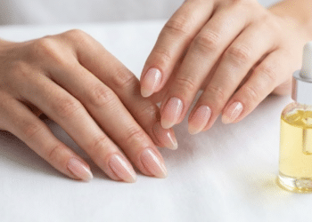 Unhas naturais com brilho espelhado e cutículas hidratadas