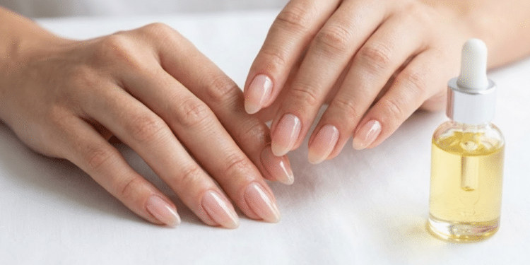 Unhas naturais com brilho espelhado e cutículas hidratadas