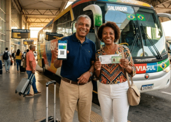 Casal de idosos sorridentes embarcando em viagem com seus documentos