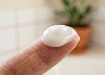 Creme hidratante rico sobre a ponta do dedo