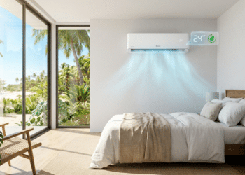 Ar-condicionado Split em quarto moderno com vista tropical ensolarada