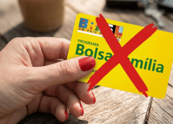 Cartão do Bolsa Família cancelado nas mãos de beneficiário