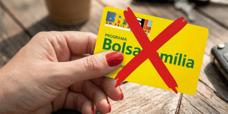 Cartão do Bolsa Família cancelado nas mãos de beneficiário