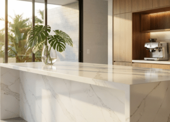 Ilha de quartzo luxuosa brilhando sob a luz solar matinal em uma cozinha moderna