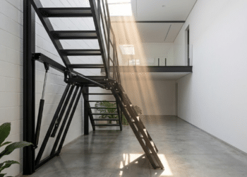 Escada metálica articulada em corredor moderno, unindo design e funcionalidade